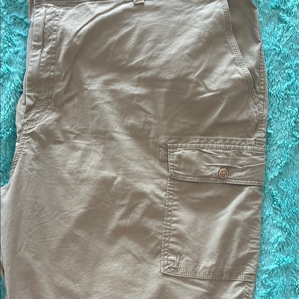 Izod  🦸‍♂️Big & Tall Tan Cargo Shorts Casual Cotton Blend in like new condition